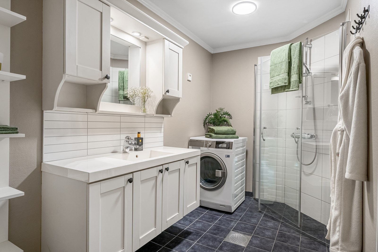 Pent flislagt bad på 5,9m² med varmekabler i gulv. Galleribilde