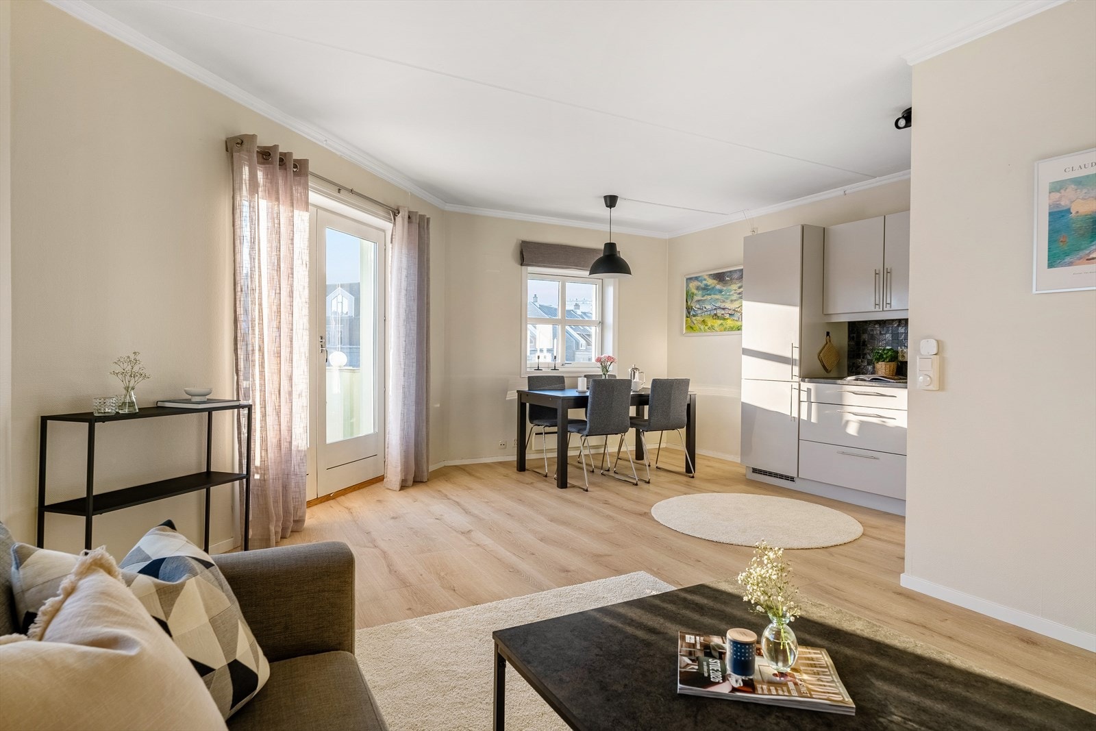 Med hjørnebeliggenhet får man godt med lysinnslipp som gir en lys og tiltalende atmosfære. Galleribilde