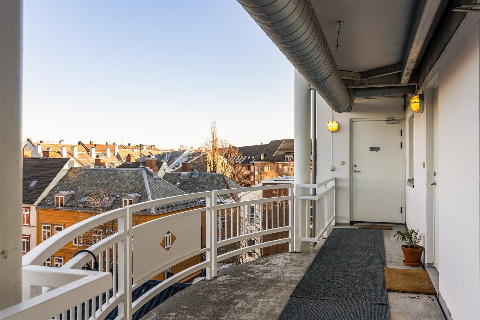 Det er enkel adkomst via heis fra bakkeplan til 5. etasje. I svalgangen er det også mulig å nyte kveldssola. Galleribilde