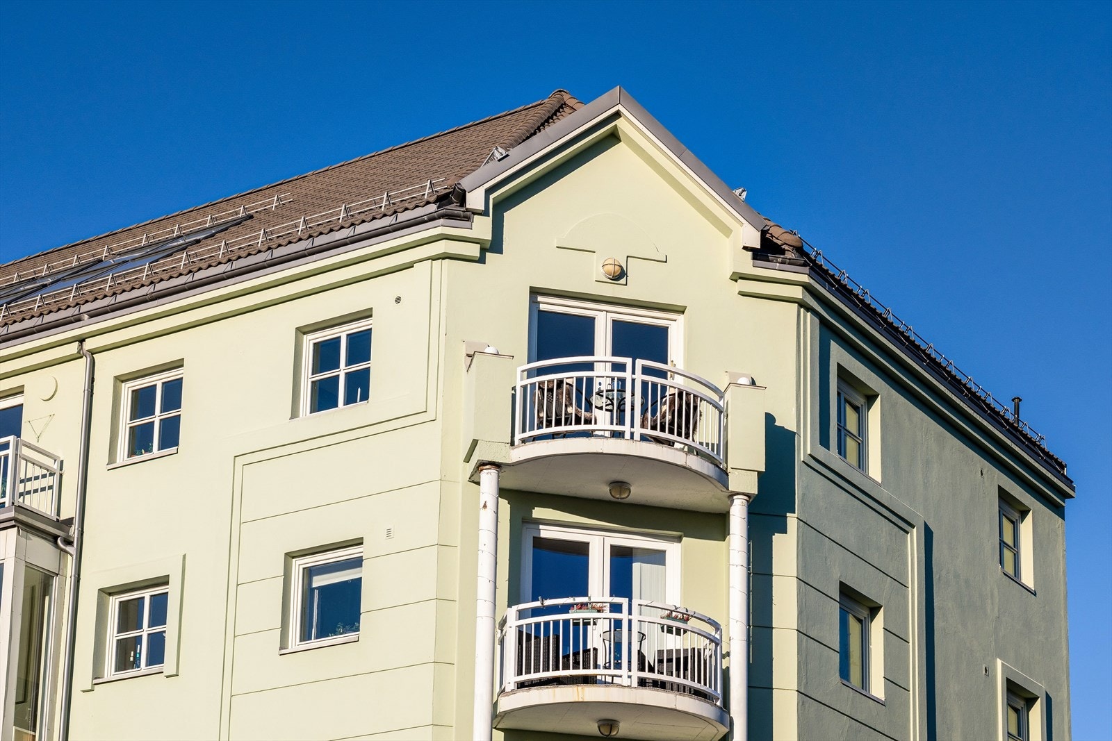 Leiligheten ligger nydelig til i byggets 5. etasje med heisadkomst fra bakkeplan. Fasade og tak ble renovert i regi av sameiet i 2020. Galleribilde