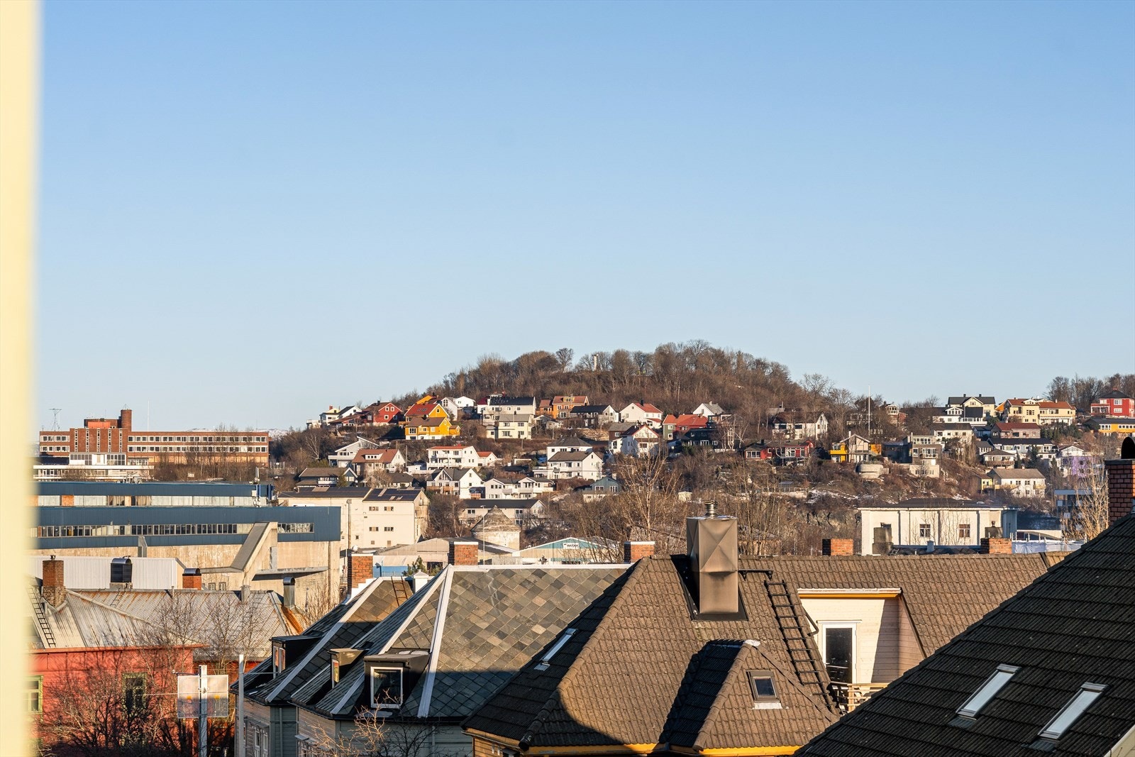 Upåklagelig utsikt i retning Ladehammeren fra svalgang. Galleribilde