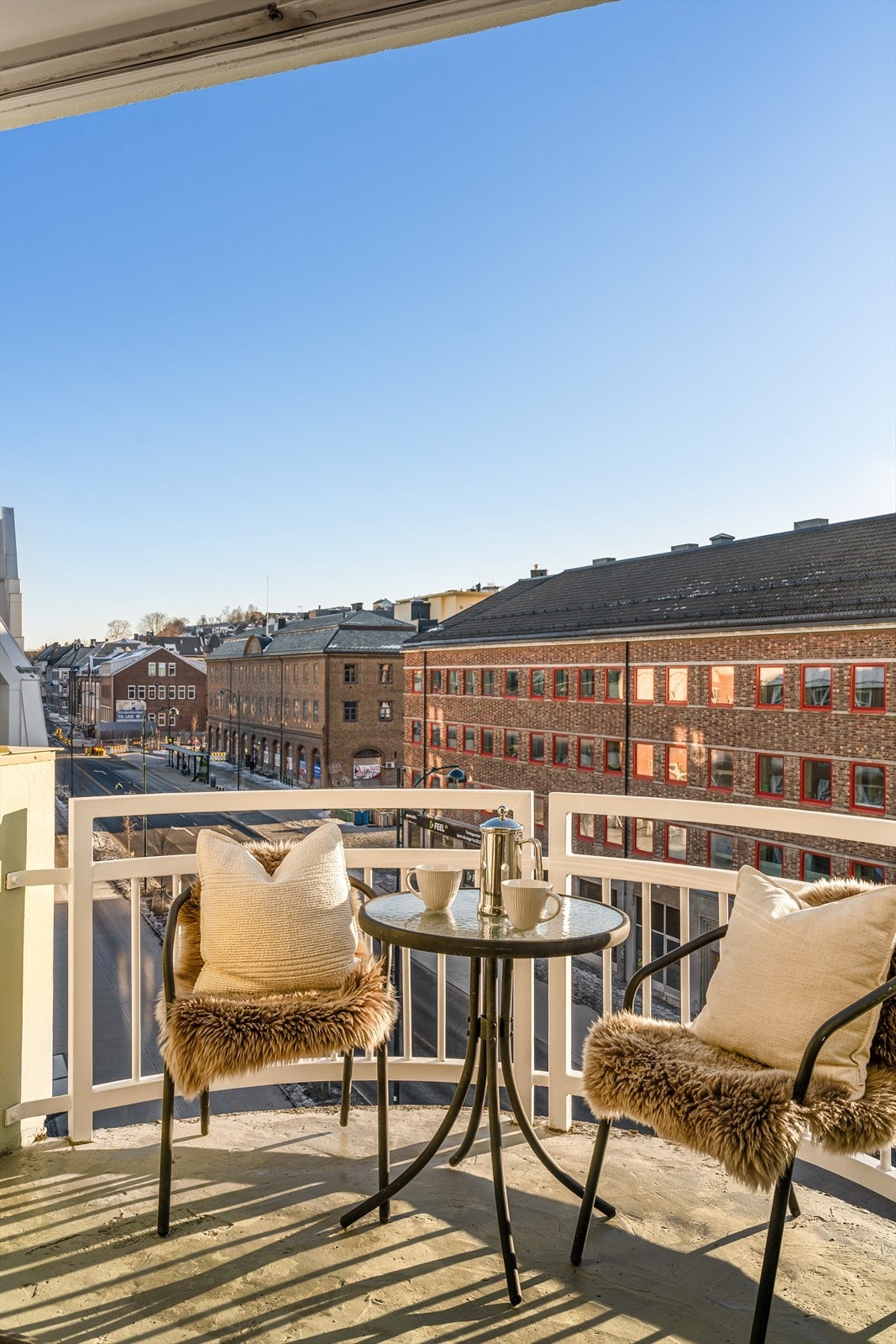 På hjørnet av bygget får man herlig utsikt i flere himmelretninger, bl.a. over deler av Innherredsveien som nylig er opprustet og omgjort til miljøgate. Galleribilde