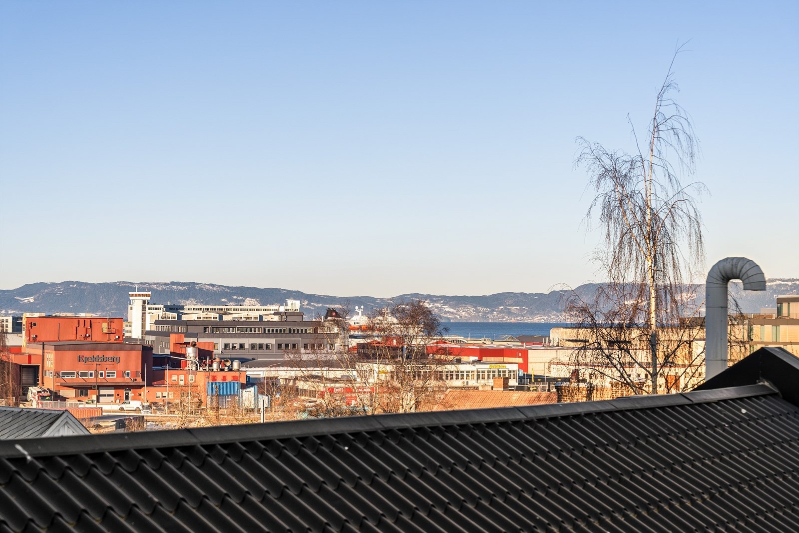 Trondheimsfjorden og Fosenfjellene kan også skimtes fra svalgang. Galleribilde