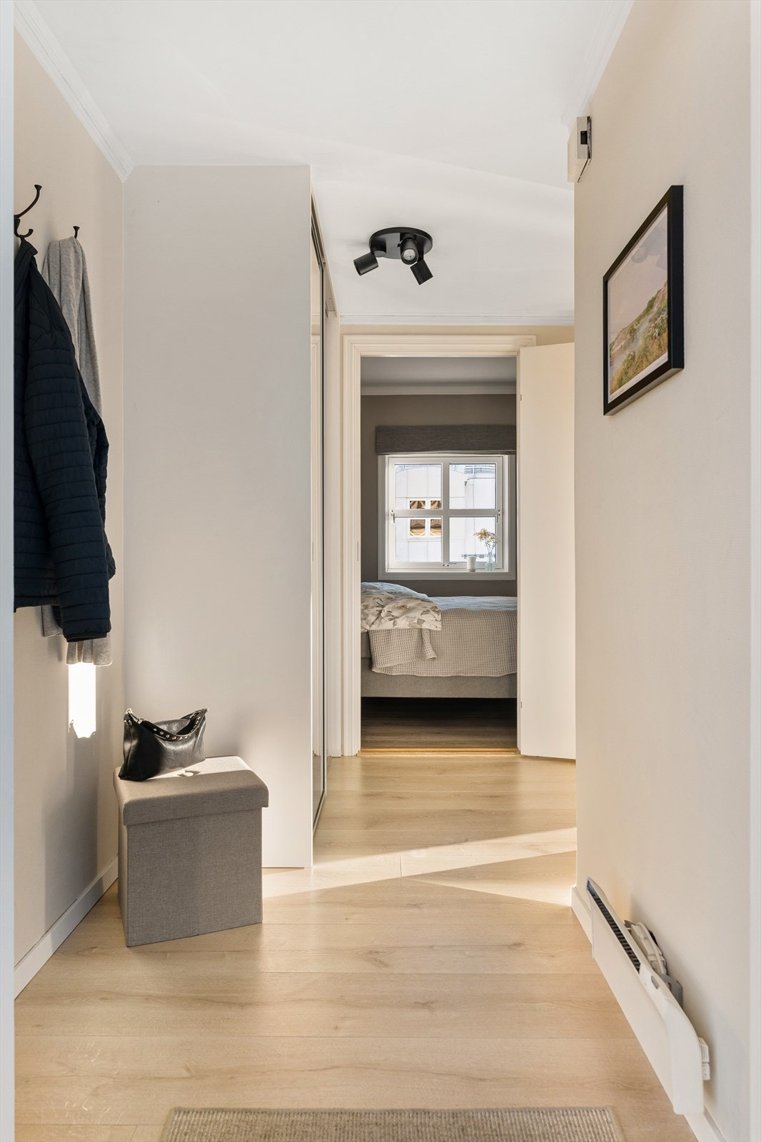 Leilighetens moderne uttrykk møter deg ved døra og følger deg uavbrutt gjennom leiligheten. Galleribilde