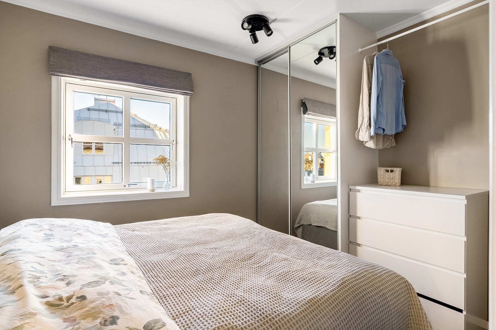 Rommet har en praktisk utforming og har god plass dobbelseng, nattbord, garderobeskap m.m. Avbildet seng er av størrelse 180x210cm. Galleribilde