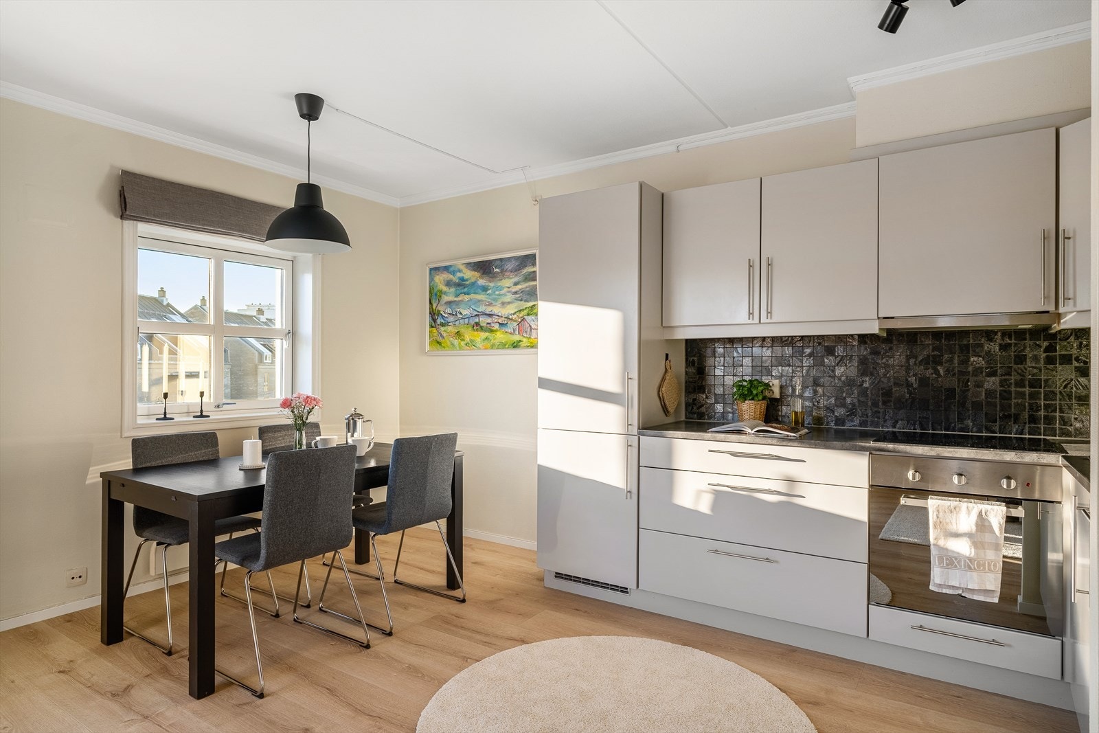 Gulvet i leiligheten er nytt fra 2023. Lekker, slitesterk 1-stavs laminatgulv. Galleribilde