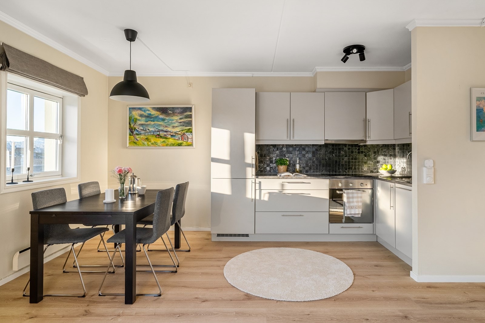 Kjøkken er av god størrelse og har godt med plass til en romslig spisestue. Hvitevarer som avbildet medfølger i handelen. Galleribilde