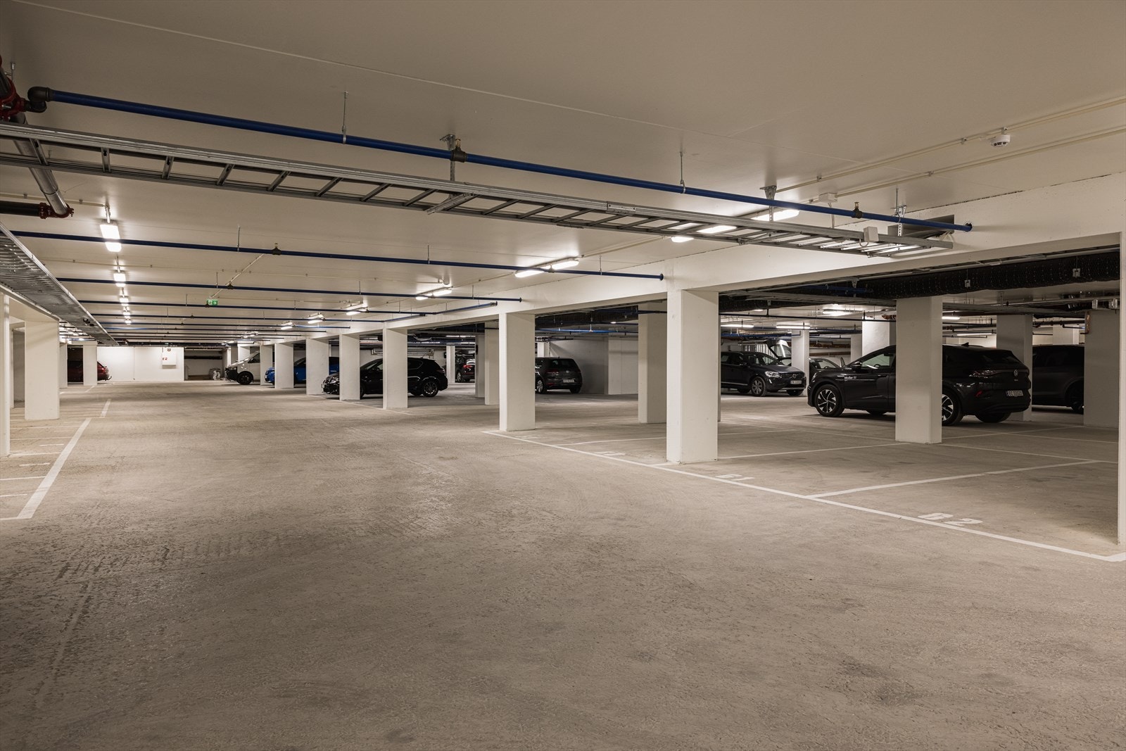 Det medfølger ikke parkeringsplass, men det er flere ledige parkeringsplasser i borettslagets garasjeanlegg. Disse plassene kan kjøpes etter avtale. Galleribilde