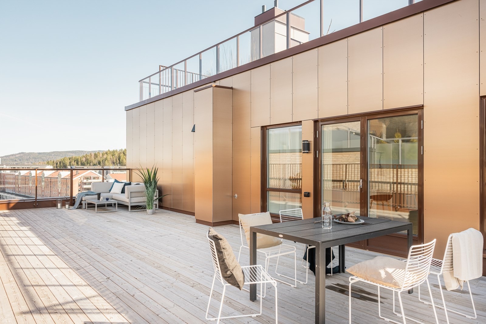 Leiligheten ligger i 8. etasje, og har en fantastisk privat takterrasse på hele 69 m² som gir flust av muligheter for utemøblering Galleribilde