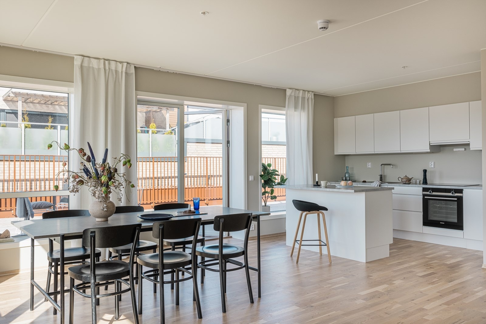 I stuen er det god plass til sofaseksjon, tv-møbel og stort spisebord. Galleribilde