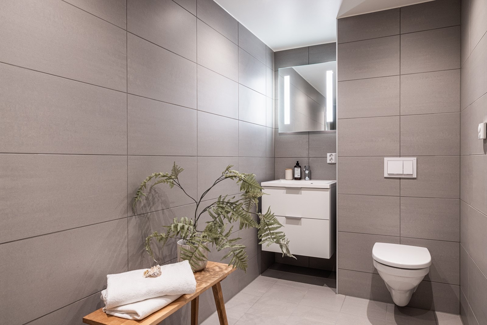 Hovedbadet er av fin størrelse, med tidsriktige fliser på vegger og gulv. Galleribilde