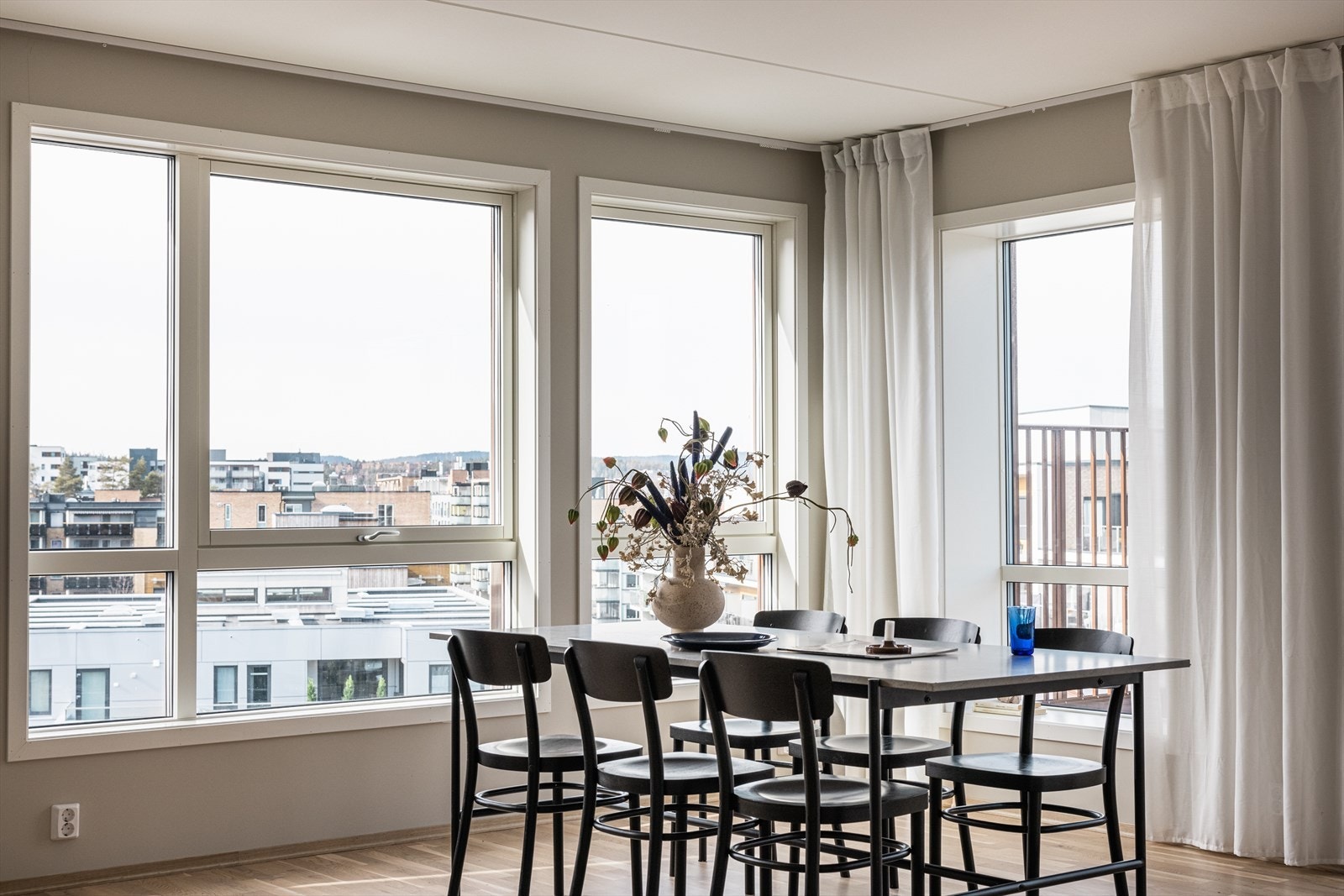 Rommet har store vindusflater som slipper inn rikelig med naturlig lys, samt et åpent utsyn. Galleribilde