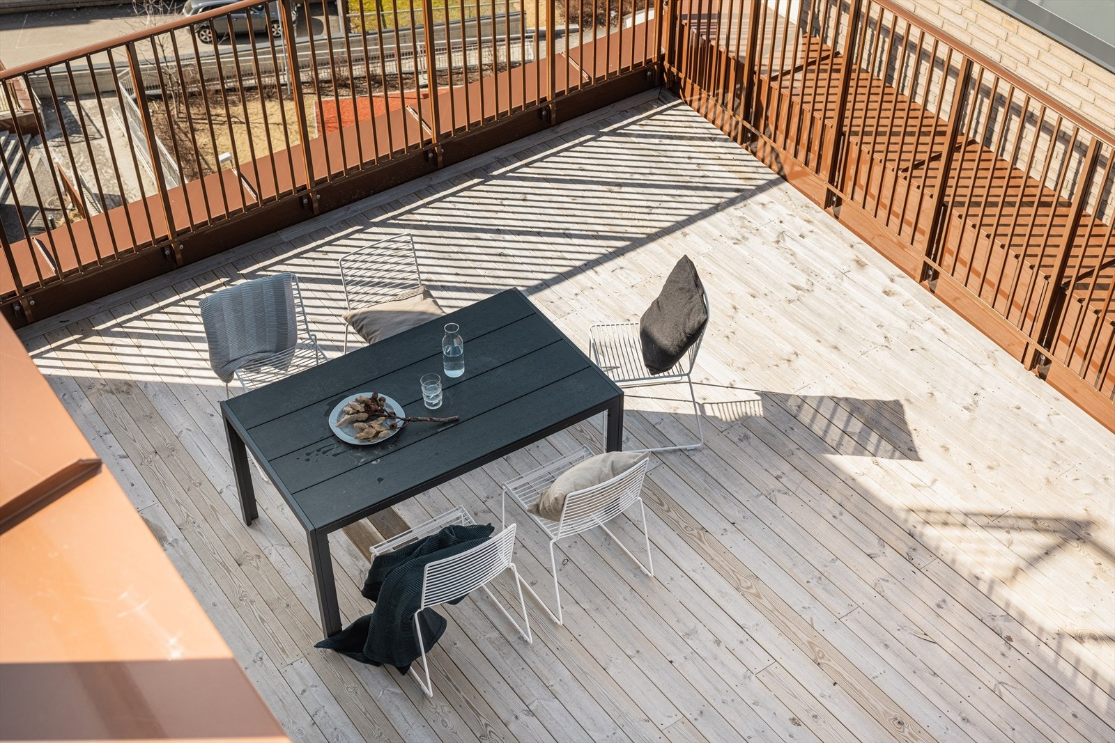 Her ute er det rikelig med plass til flere sittegrupper, samt gass-/elektrisk grill. Galleribilde