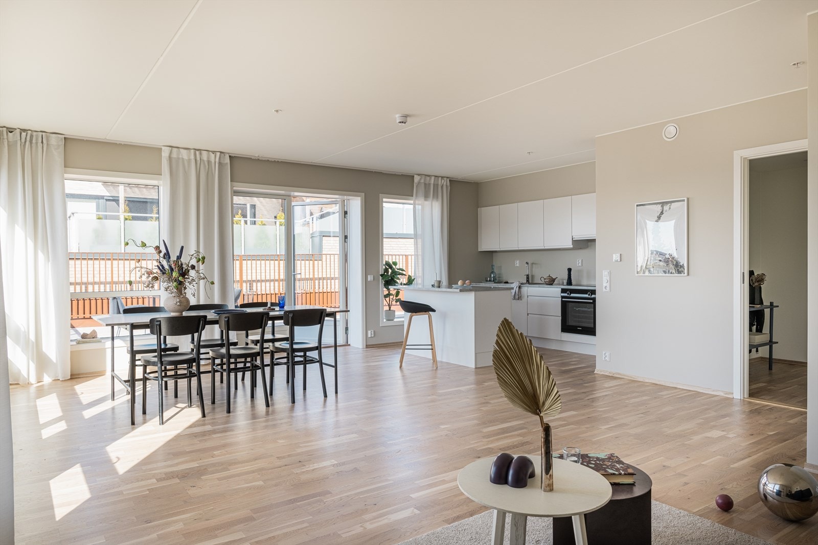 Prosjektet er tegnet av Dark Arkitekter, og bygget har et spennende og særpreget uttrykk, med variasjon i materialbruk og struktur. Galleribilde