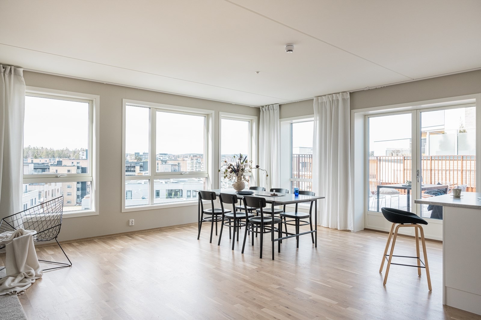 Velkommen til Skårersletta 7, presentert av Daniel Andersson i Nordvik Bolig! Dette er en lys og moderne 4-roms leilighet som stod ferdig i 2021. Foto: lokimedia Galleribilde