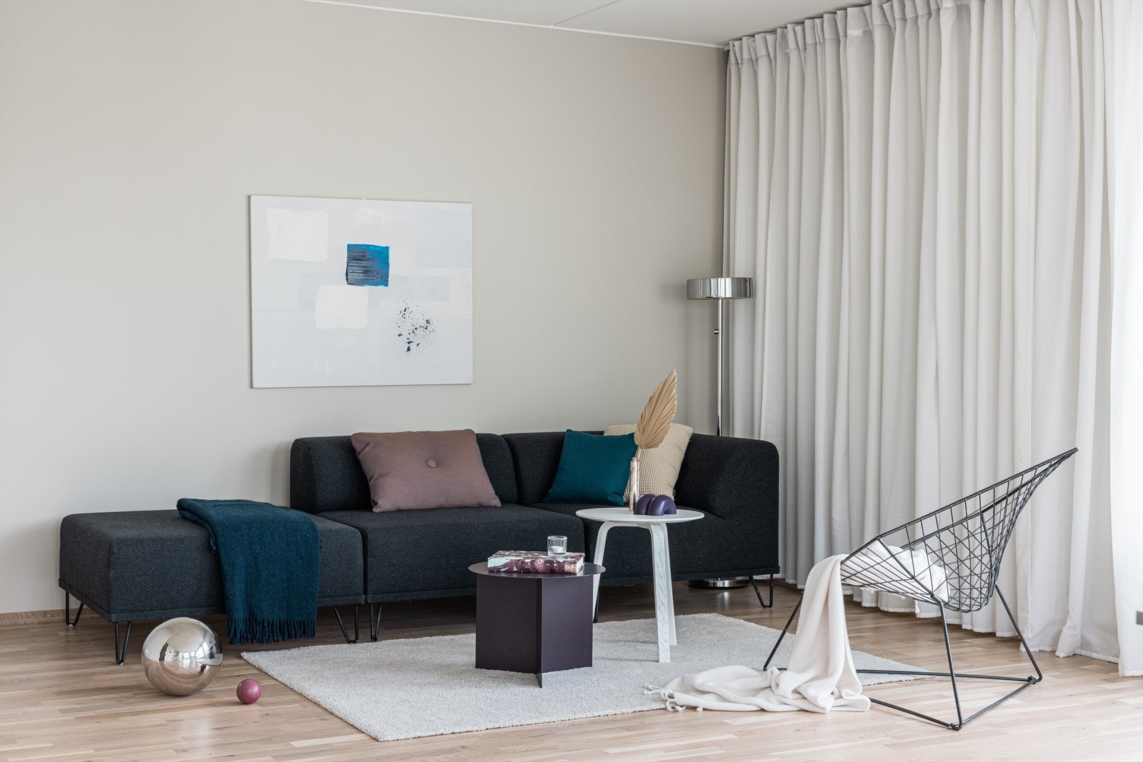 Stuen har en moderne utforming med åpen løsning mot kjøkkenet, noe som gjør det ideelt for hyggelige sammenkomster. Galleribilde