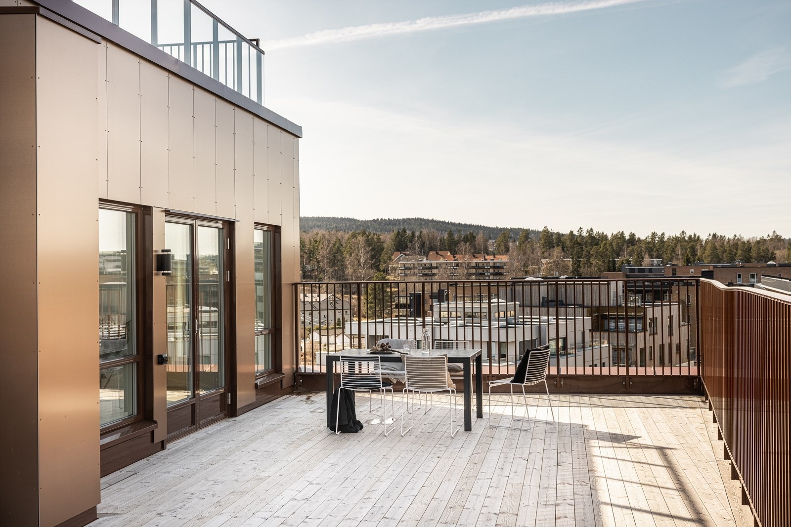 Fra stuen har du utgang til en fantastisk terrasse på ca. 69 kvm med gode sol- og utsiktsforhold. Galleribilde