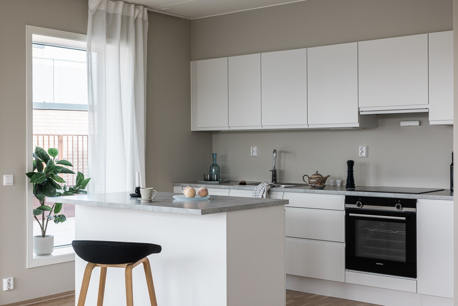 Hvitevarene er fra Siemens med integrert oppvaskmaskin og kombiskap (kjøl/frys), nedfelt induksjonstopp 60cm samt en stekeovn i stål/sort utførelse. Galleribilde