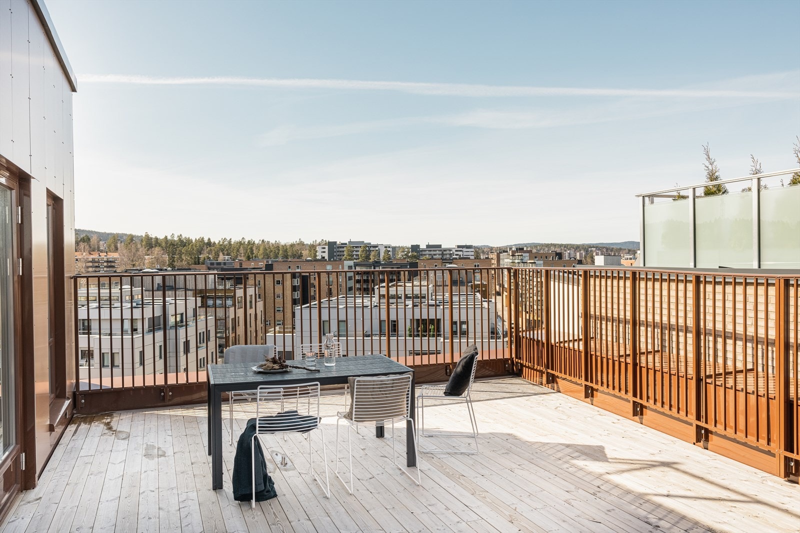 I tillegg er det fra stuen utgang til en fantastisk privat takterrasse på hele 69 m²! Galleribilde
