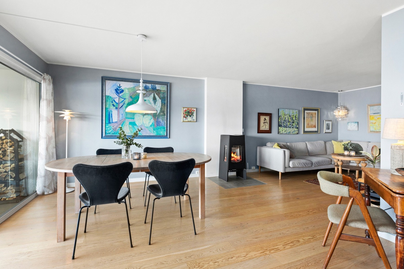 Lyst og luftig rom med store vinduer som gir utsikt mot sjøen. Peis skaper en koselig atmosfære. Galleribilde