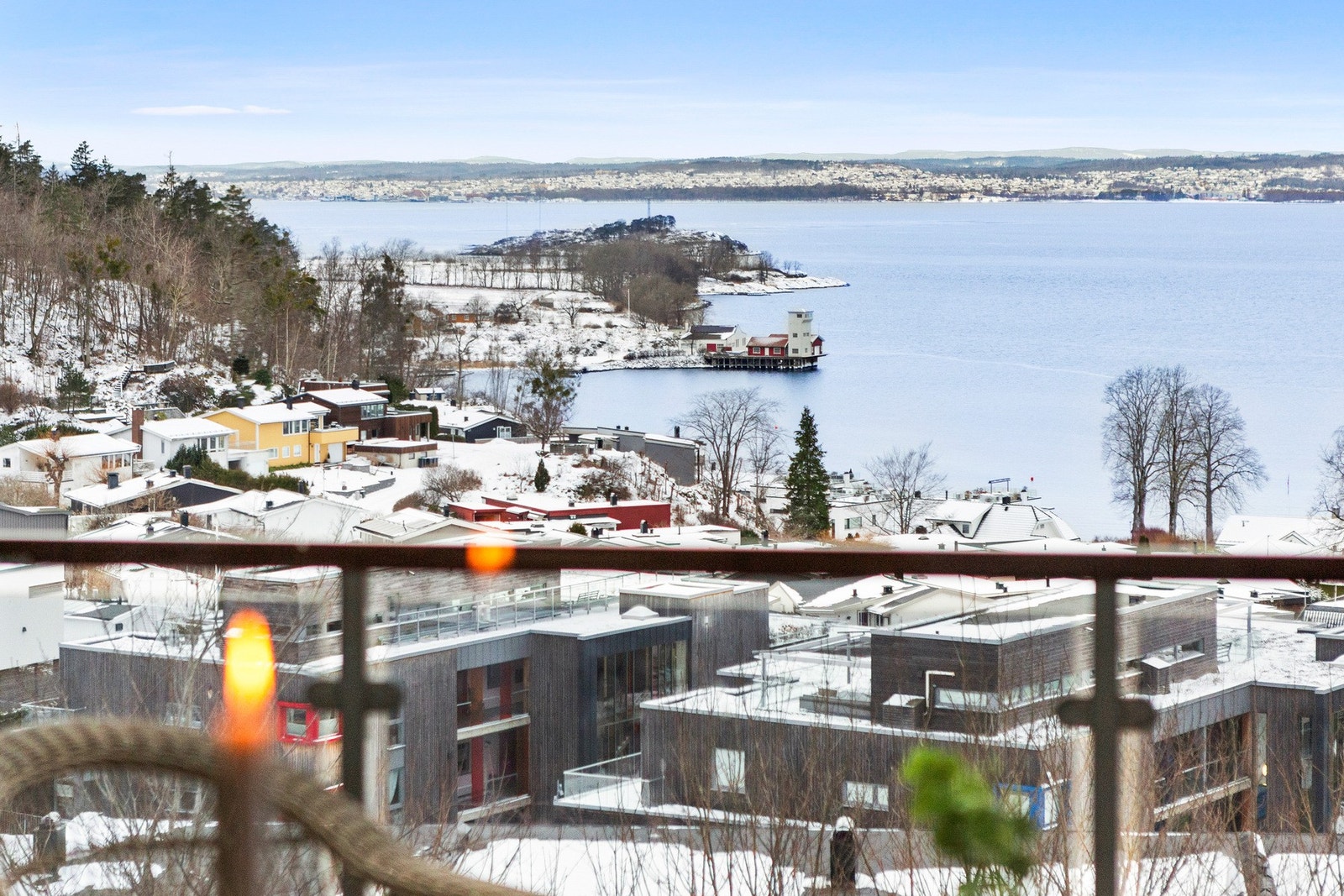 Herfra kan du nyte en fantastisk utsikt over vannet og nærliggende områder. Galleribilde