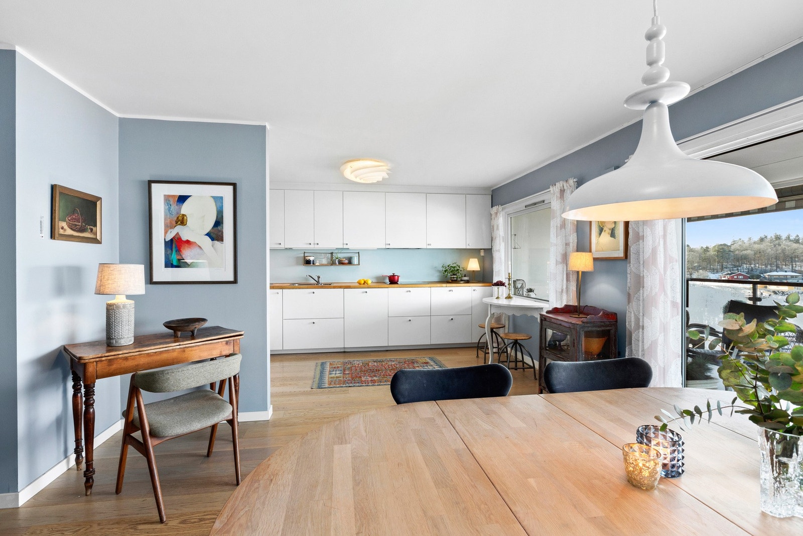 Kjøkken og spisestue med åpen løsning og rikelig lysinnslipp. Galleribilde