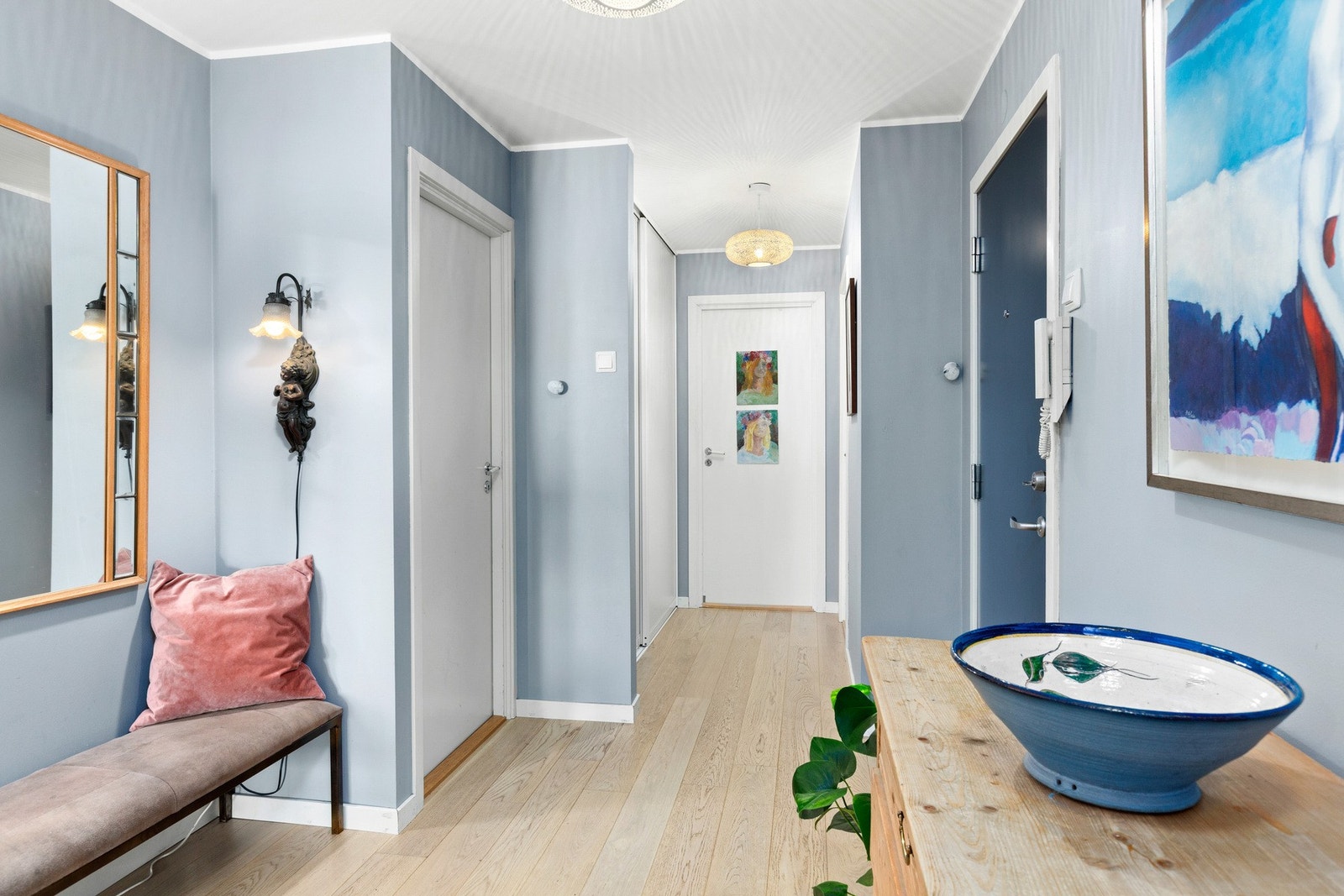 Stor skyvedørsgarderobe i entréen. Galleribilde