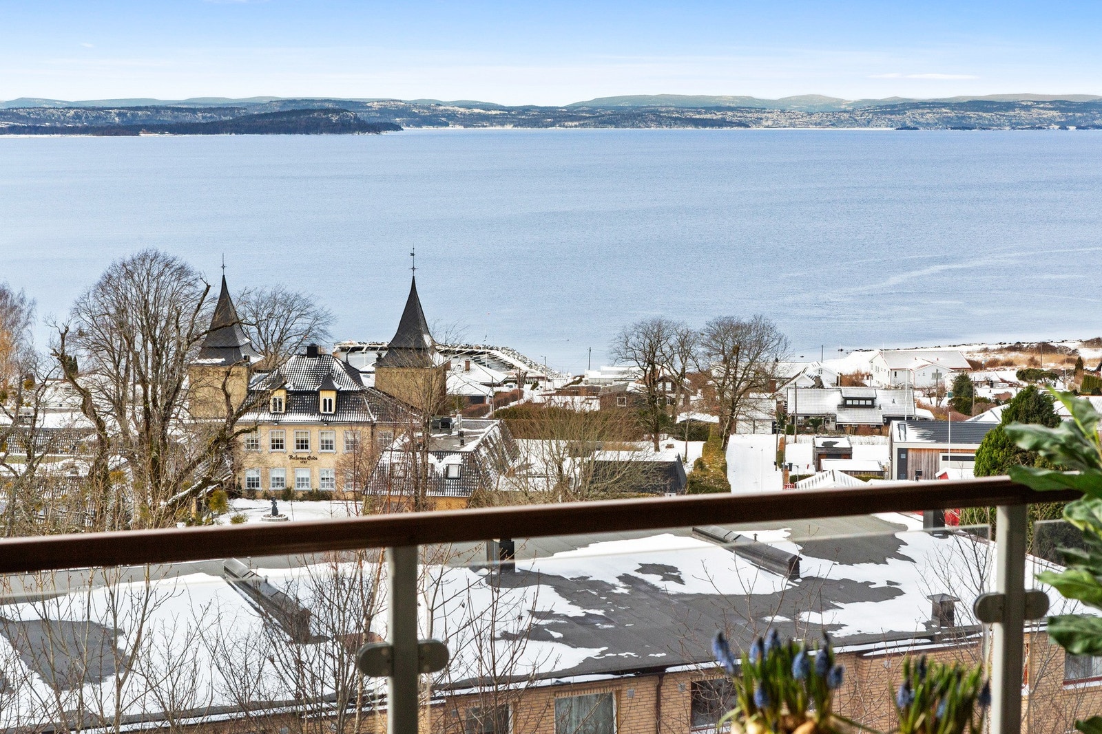Fra balkongen ser du rett over til ærverdige Refsnes Gods Galleribilde