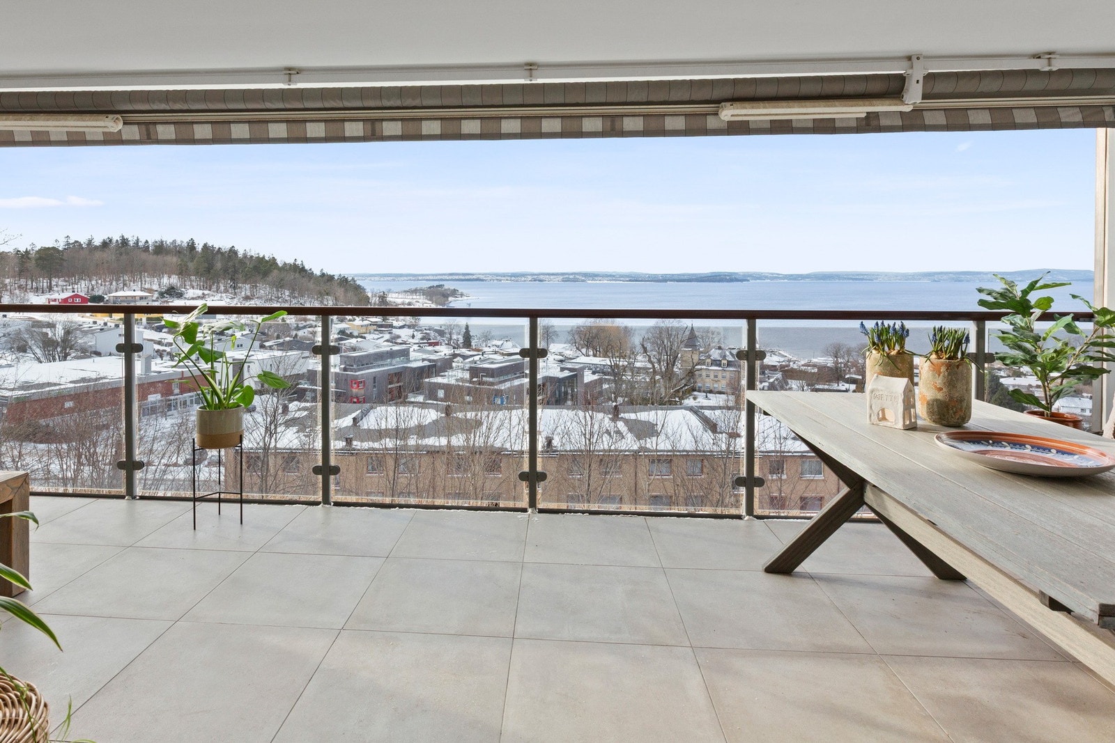 Den flislagte balkongen er på ca. 20 kvm. Elektrisk markise. Galleribilde