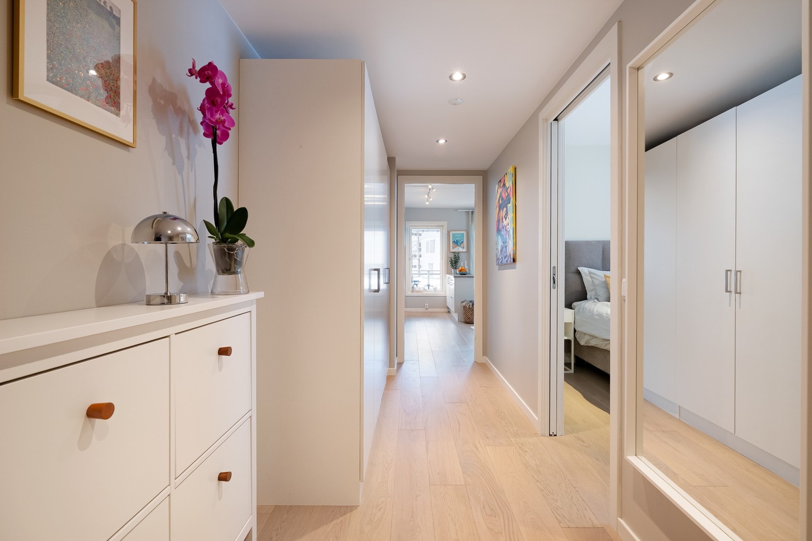 Velkommen til det som kan bli ditt nye hjem! Heisen tar deg enkelt opp til leiligheten, som ligger i byggets 2. etasje. Galleribilde