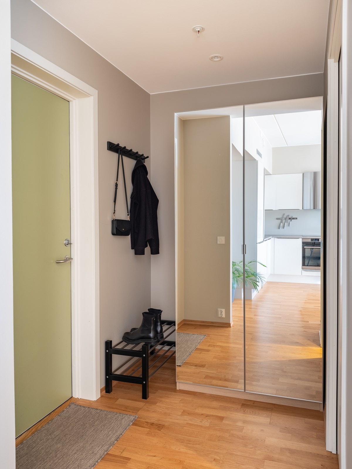 Innbydende entré på hele 3,5m² med plass til oppbevaring av både sko og yttertøy. Det er mulighet for å etablere skyvedørsgarderobe, dersom man skulle ønske. Galleribilde