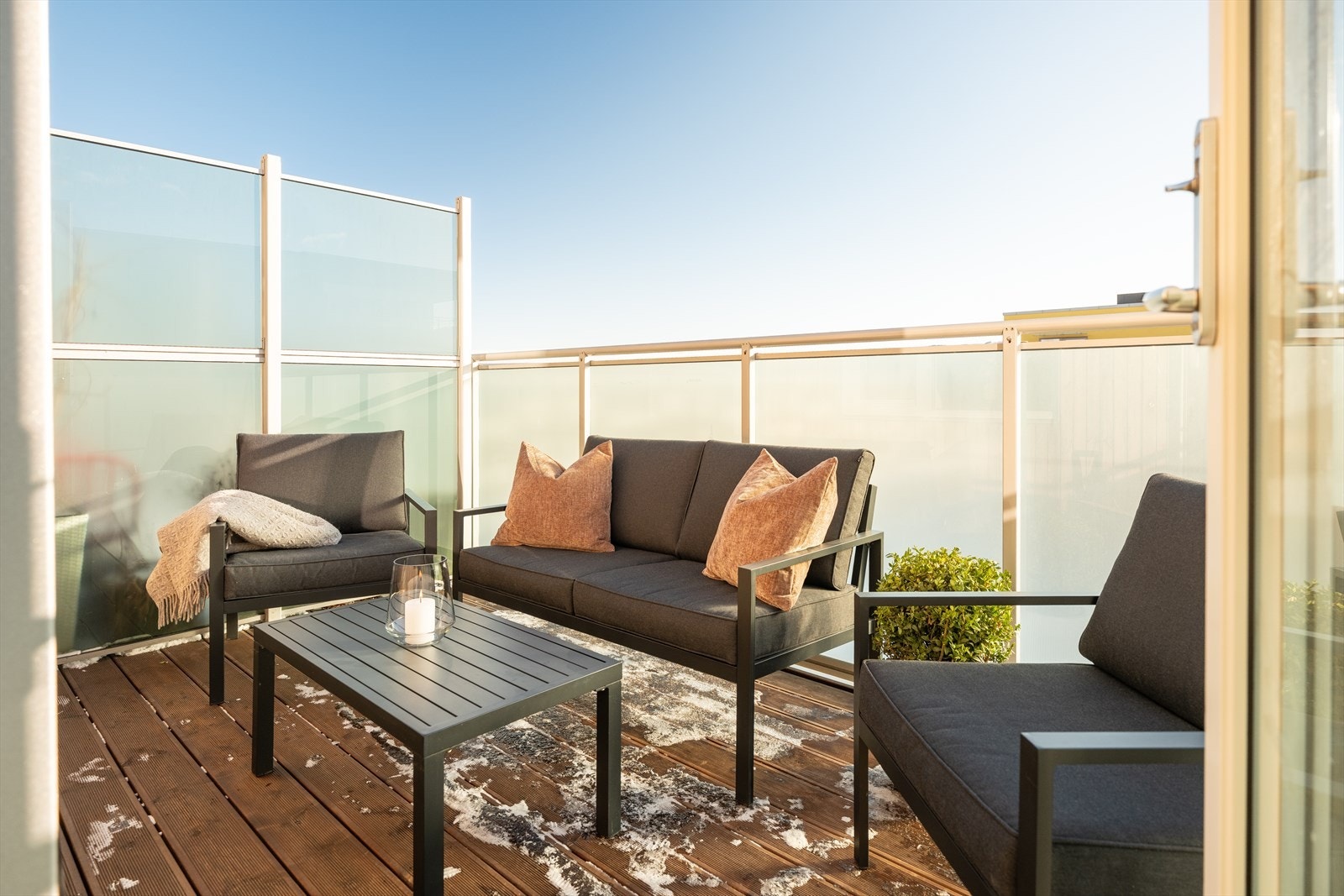 Balkongen strekker seg over 8m², noe som gir god plass til ønsket møblering. Galleribilde