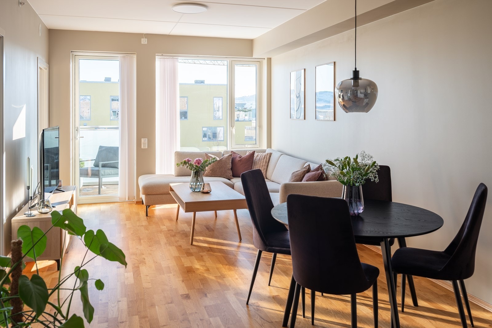 Felleskostnadene er lave, men inkluderer mye. De inkluderer blant annet parkering, oppvarming, tv/internett og diverse vedlikehold/drift iht. regnskap. Galleribilde