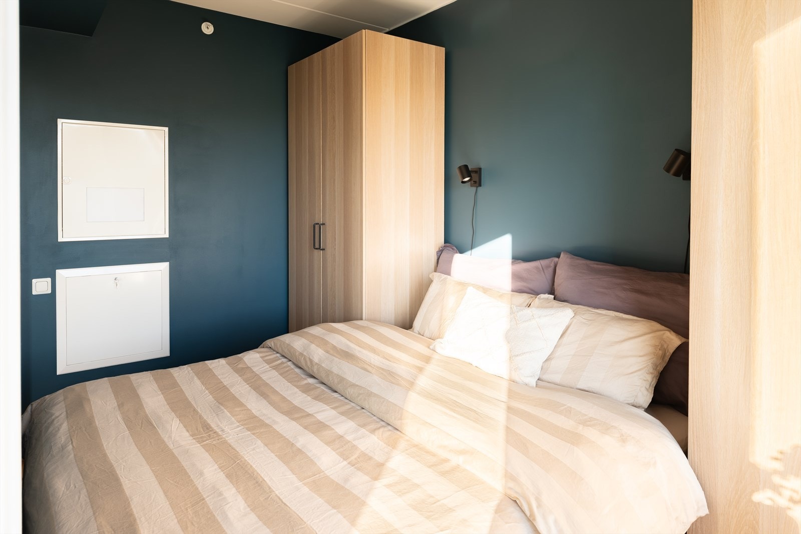 Garderobeskapene medfølger naturligvis handelen. Galleribilde