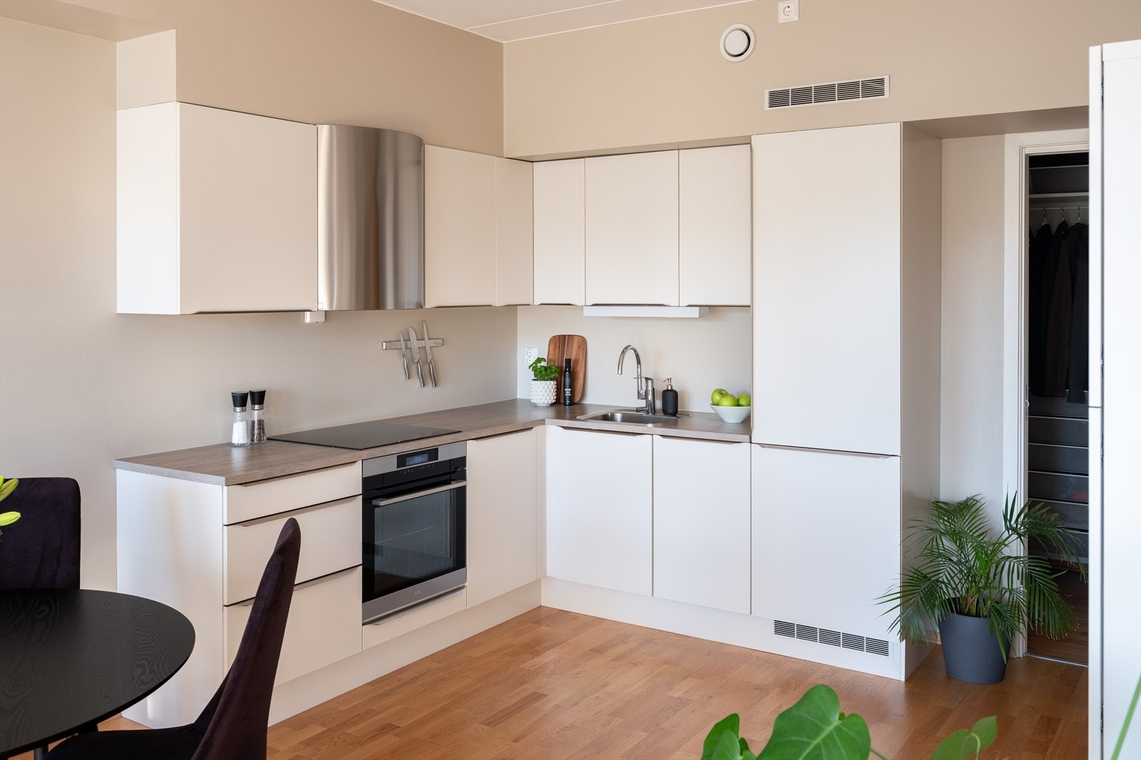 Moderne og stilrent kjøkken som i likhet med resten av leiligheten er vurdert til TG1 av takstmann. Galleribilde