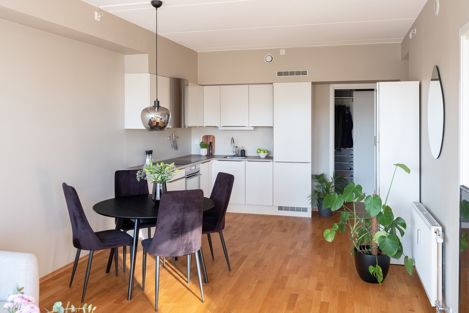 Etter dagens løsning får spiseseksjonen sin naturlige plassering mellom stuen og kjøkkenet. Oppvarming via fjernvarme, noe som bidrar til å holde strømutgiftene lave. Galleribilde