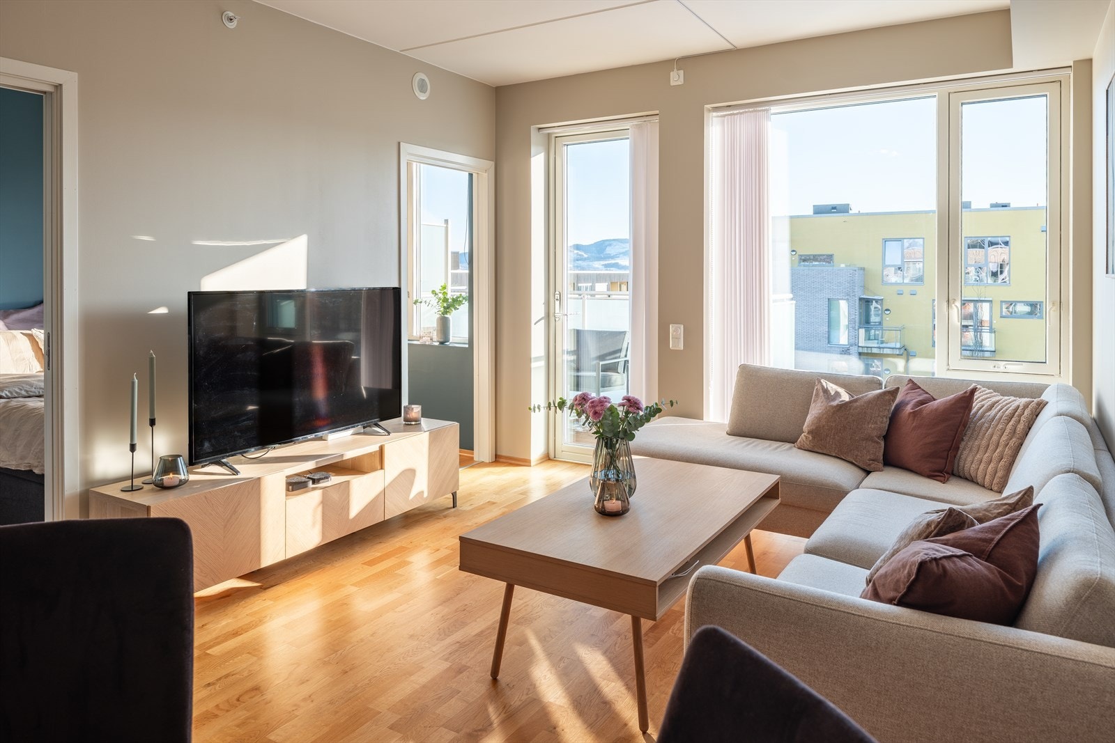 Leiligheten byr på åpen stue- og kjøkkenløsning, bad, balkong, et soverom, innvendig bod og entré. Galleribilde