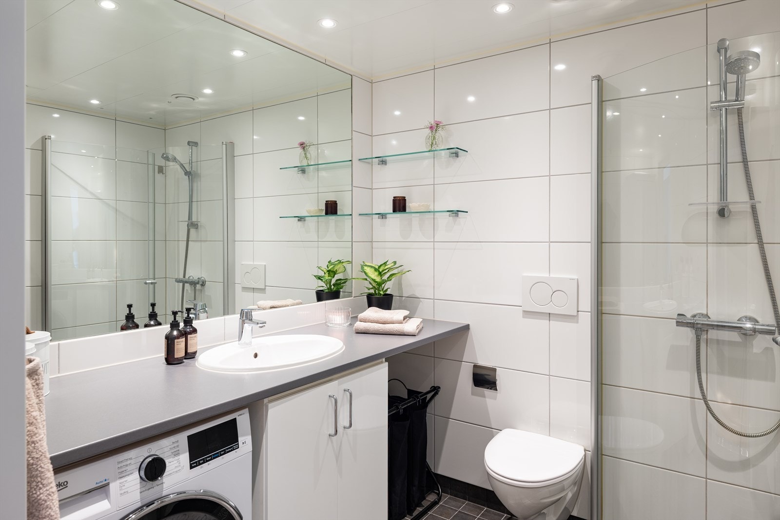 Pent og flislagt bad på 4,5m² med behagelig gulvvarme. Galleribilde