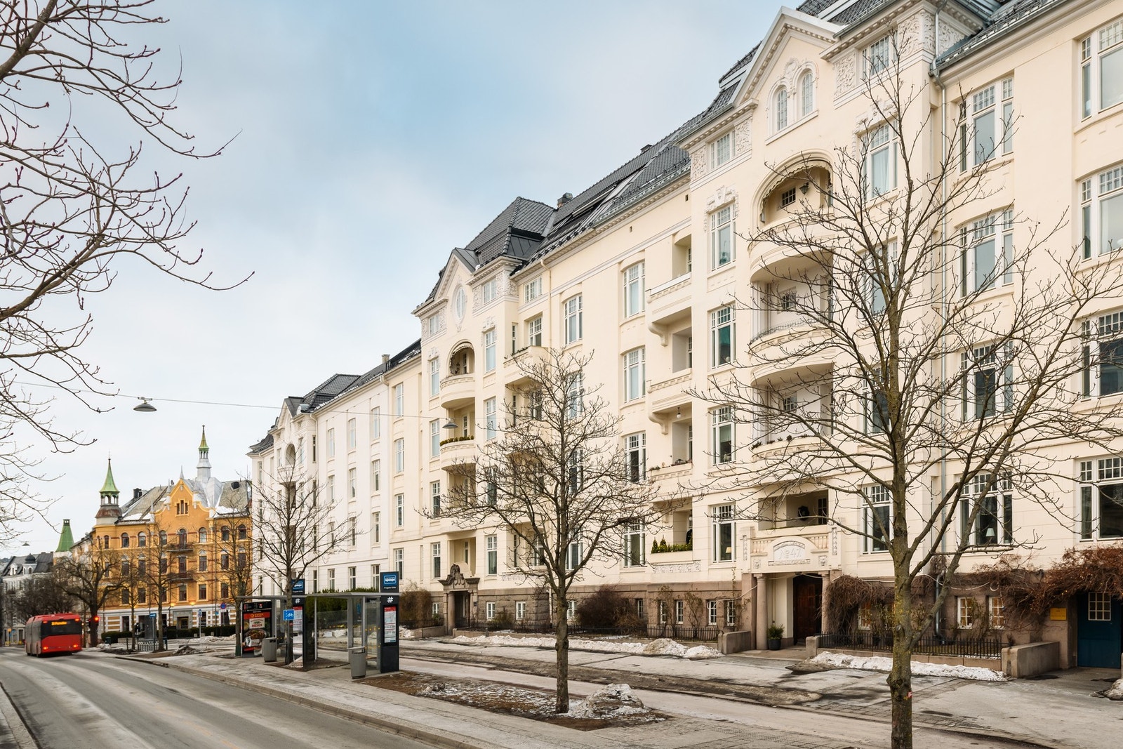 Kollektivtilbudet er utmerket, med bussholdeplassen Frogner kirke rett utenfor døren. Galleribilde