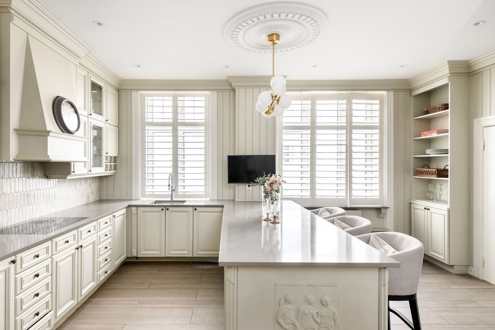 Den store kjøkkenøyen med barløsning skaper et naturlig samlingspunkt i boligen. Benkeplate i komposittstein samt fliser over benk er nytt i 2024. Galleribilde