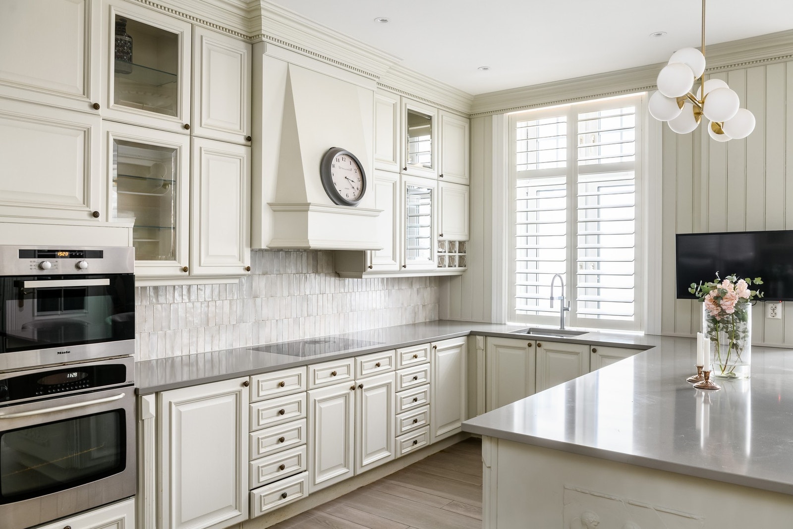 Stort og velutstyrt kjøkken fra Sivesind Kjøkken med blant annet integrert kombiovn og komfyr. Galleribilde