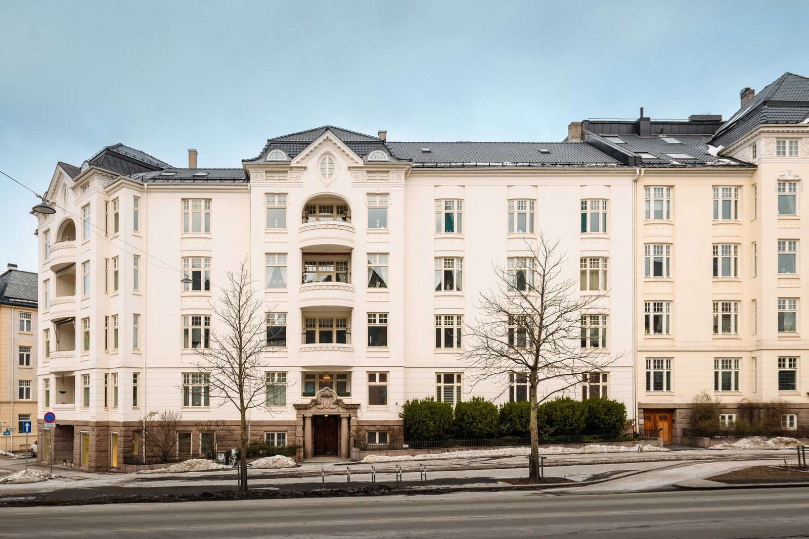 Hverdagslogistikken er enkel med søndagsåpen matbutikk og flere restauranter i umiddelbar nærhet. Galleribilde