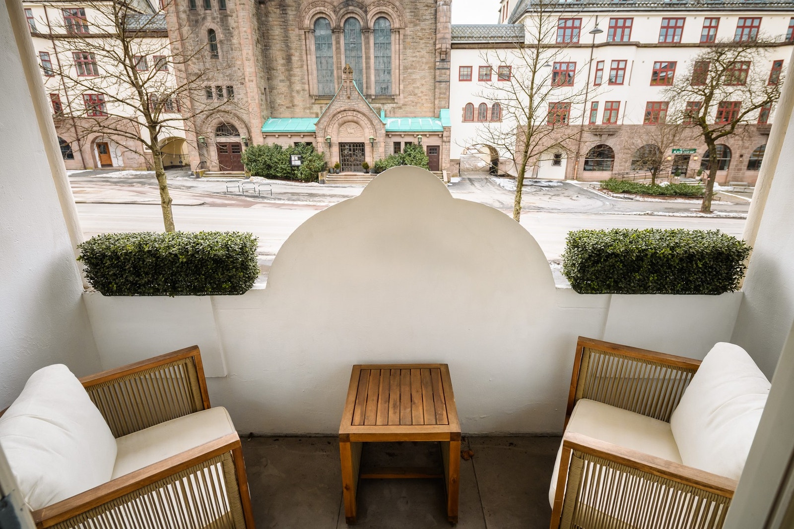 Fra soverommet er det utgang til en balkong på 4 m² med plass til en sittegruppe og nydelig utsyn over Frogner kirke. Galleribilde