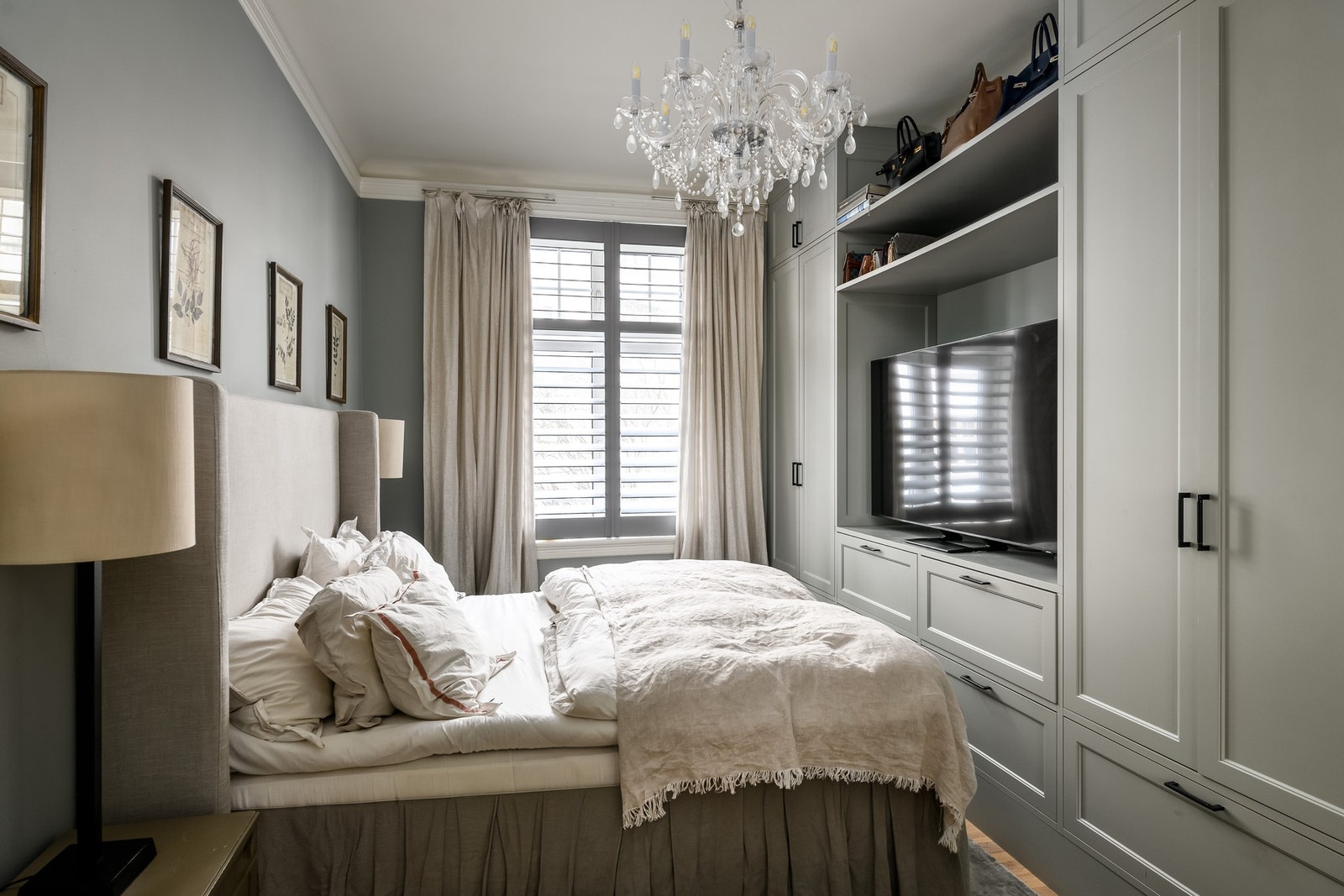 Hovedsoverommet har en skjermet og privat plassering i boligen, og ligger i en-suite løsning til hovedbadet. Galleribilde