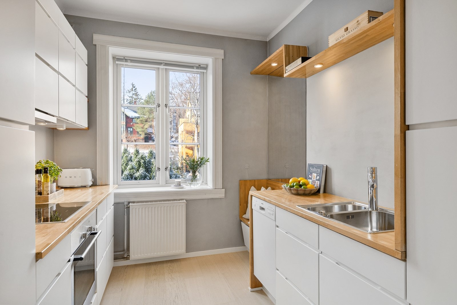 Kjøkkenet er utstyrt med integrert kjøle- og fryseskap, oppvaskmaskin, platetopp og stekeovn fra Bosch og Siemens. Galleribilde