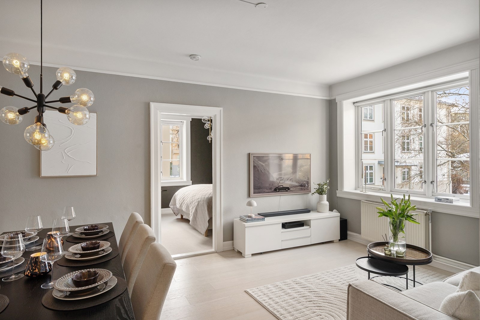 Takhøyden er målt til ca. 2,76 m, noe som bidrar til en god romfølelse. Galleribilde