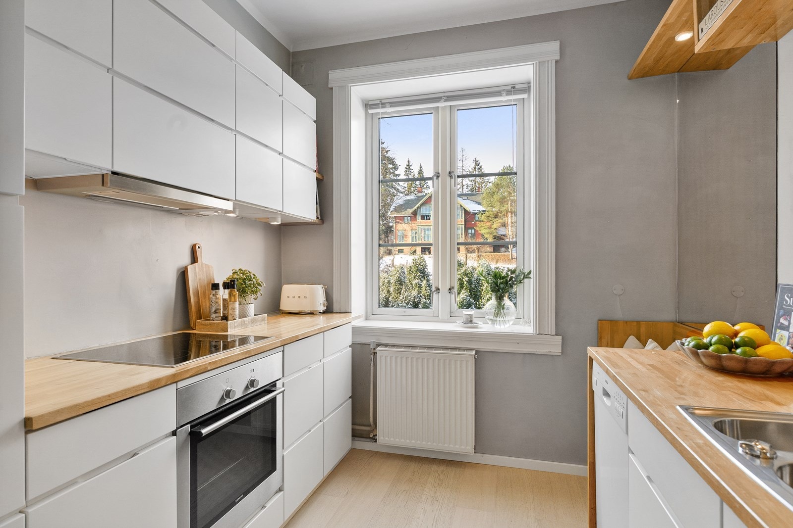 Innredningen har glatte fronter kombinert med heltre benkeplate. Galleribilde