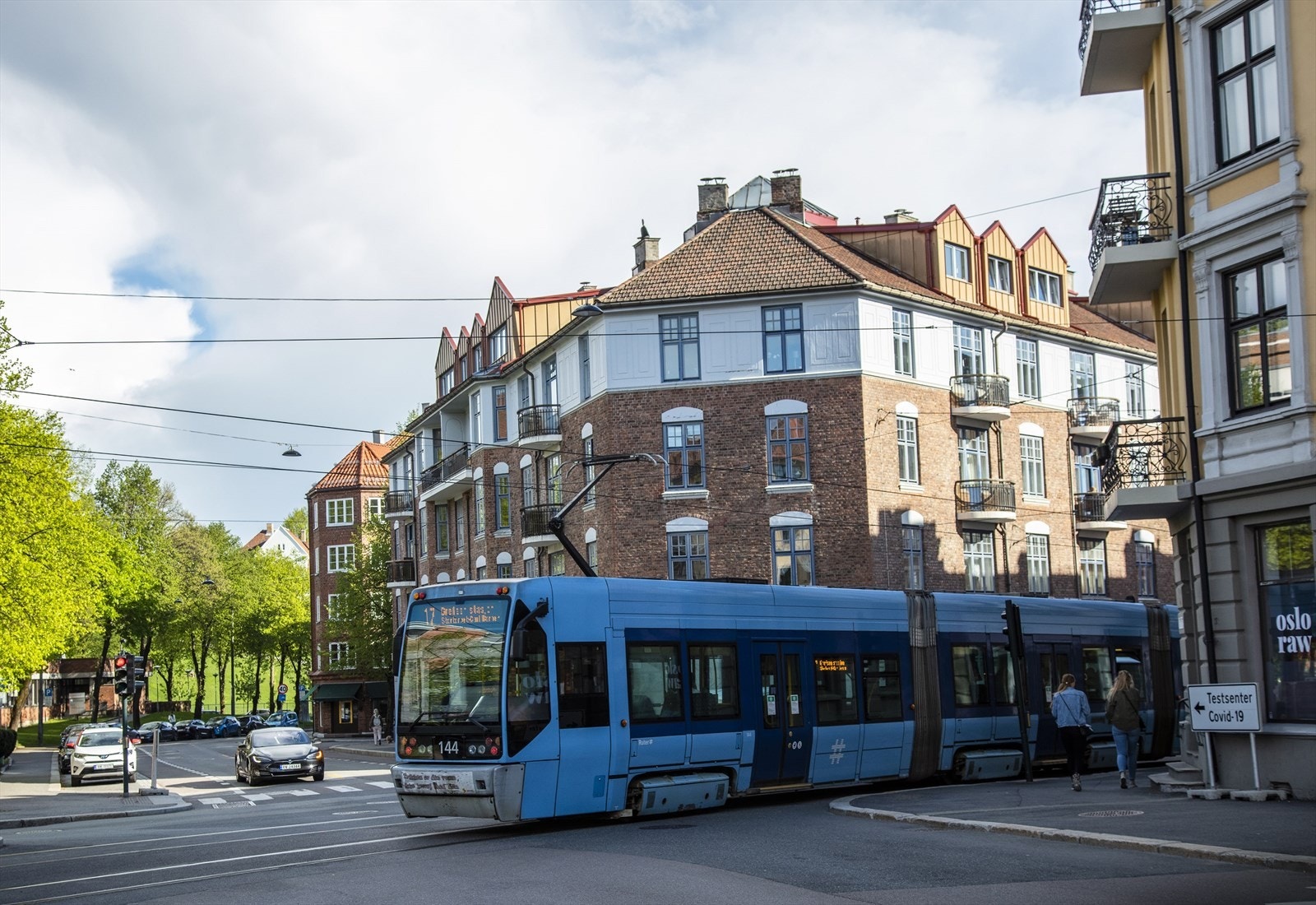 Leiligheten ligger sentralt til med nærhet til utbredt kollektivtilbud. Området er ideelt for deg som ønsker å bo rolig, men samtidig svært sentralt og med nærhet til det meste av servicetilbud. Galleribilde