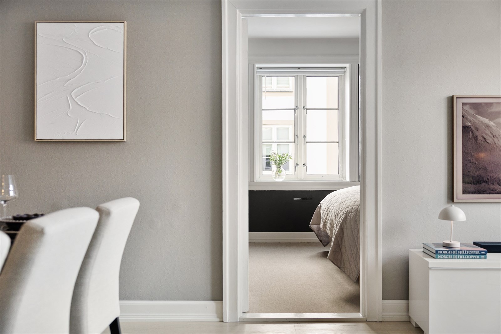 Åpningen mot soverommet gir en naturlig og praktisk planløsning. Galleribilde
