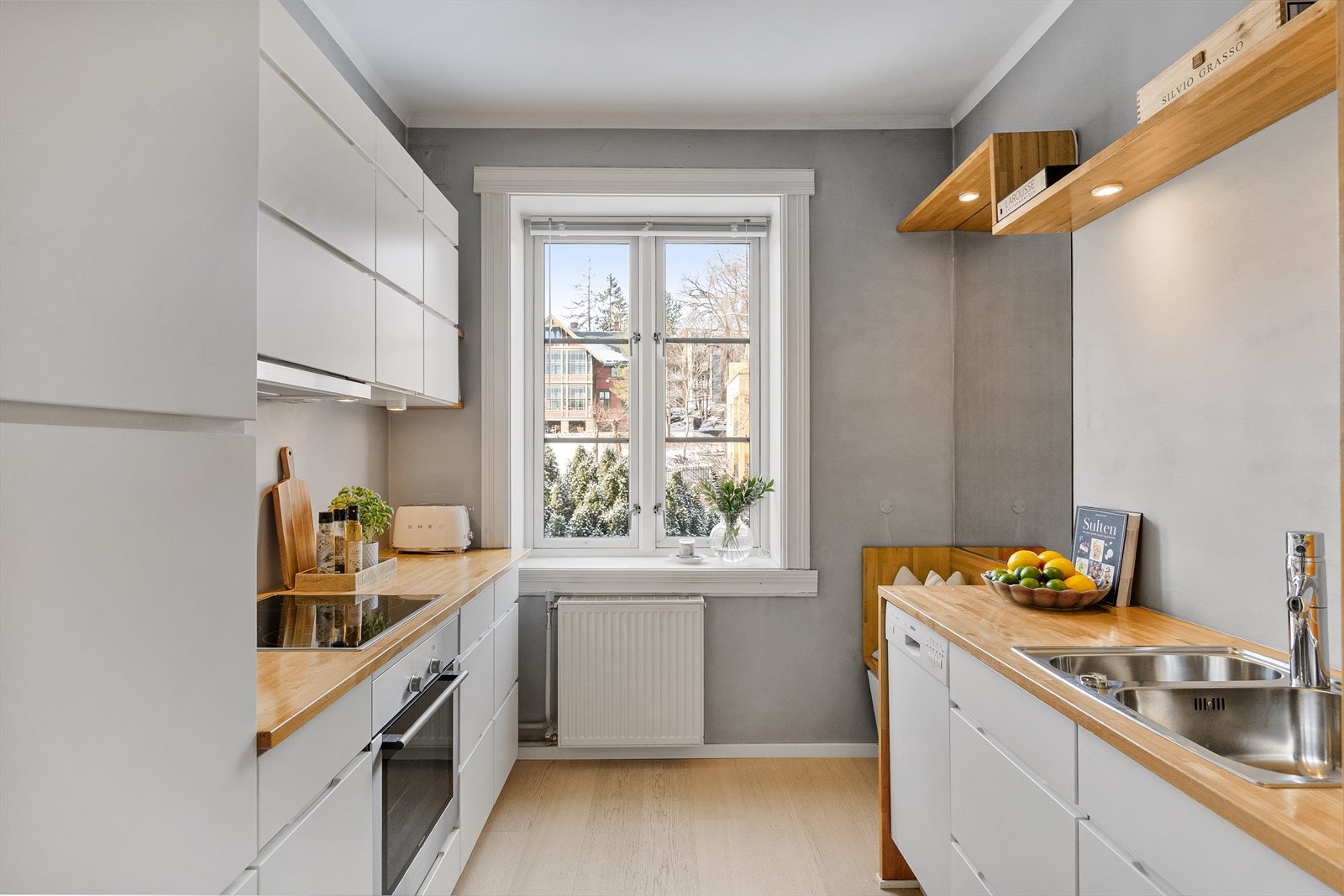 Stilrent Kvik-kjøkken med god skap- og benkeplass som gir effektive arbeidsflater og gode oppbevaringsmuligheter. Galleribilde